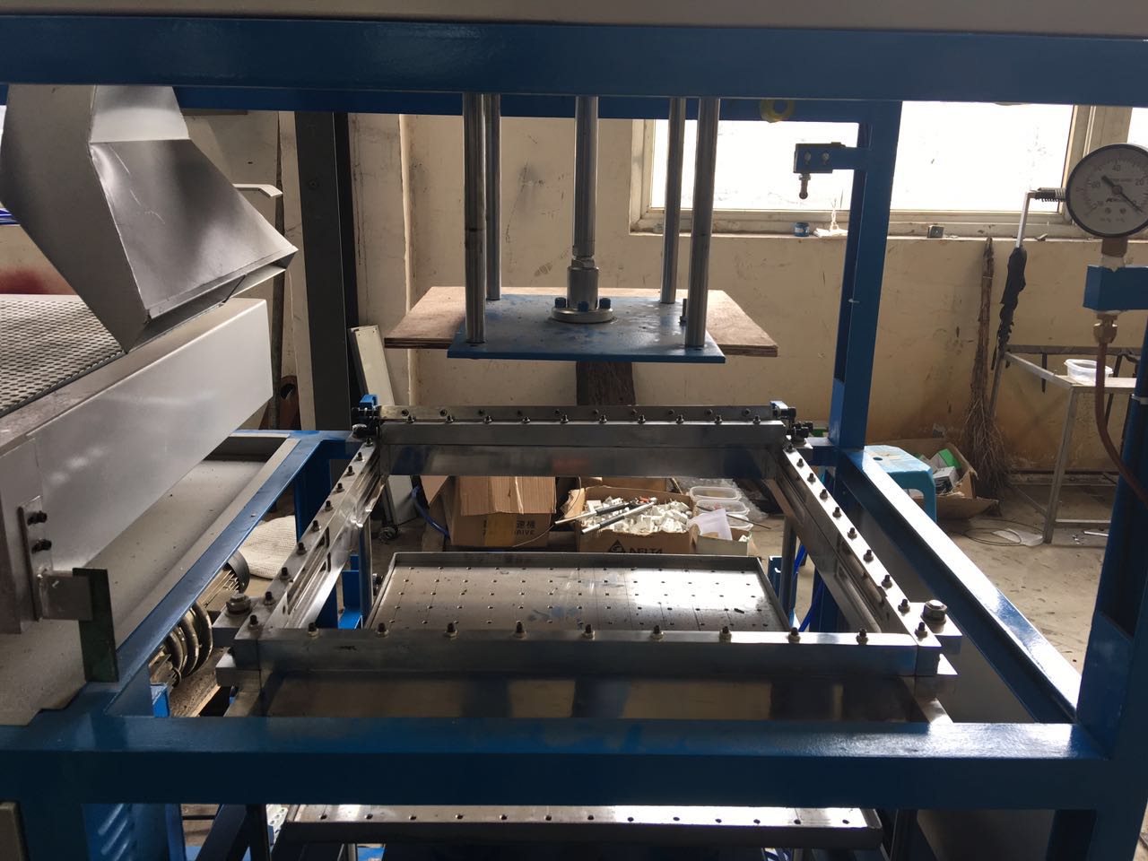 自動(dòng)單工位吸塑送樣機(jī)