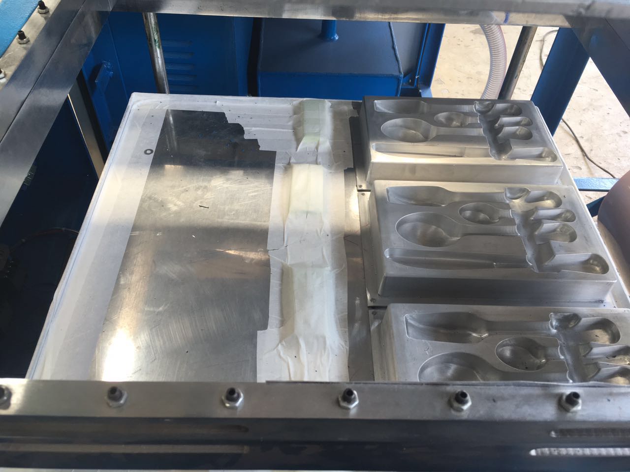 自動(dòng)單工位吸塑送樣機(jī)